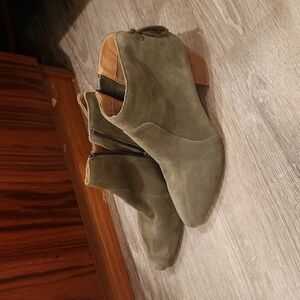 Tahari green ankle boots size 8